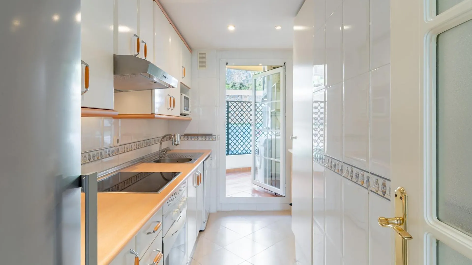 Modern 2-Bedroom Apartment With Stunning Views Marbella 0*,  İspanya